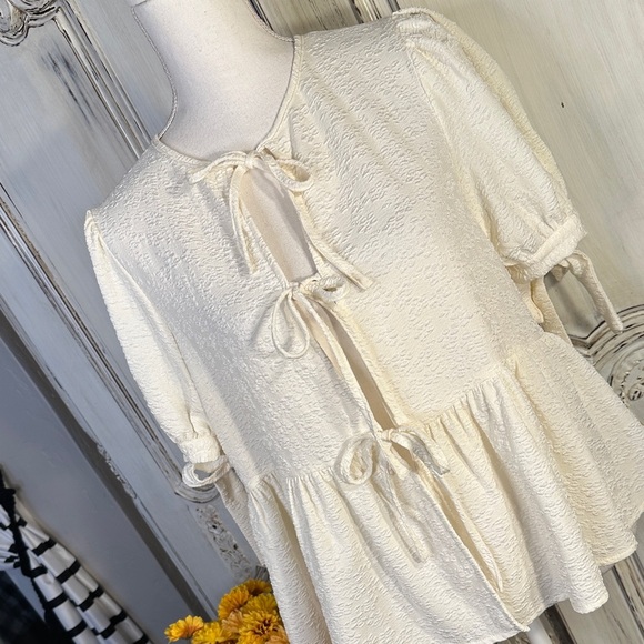Elegant Cream Textured Women's Top with Bow Details - Picture 2 of 10